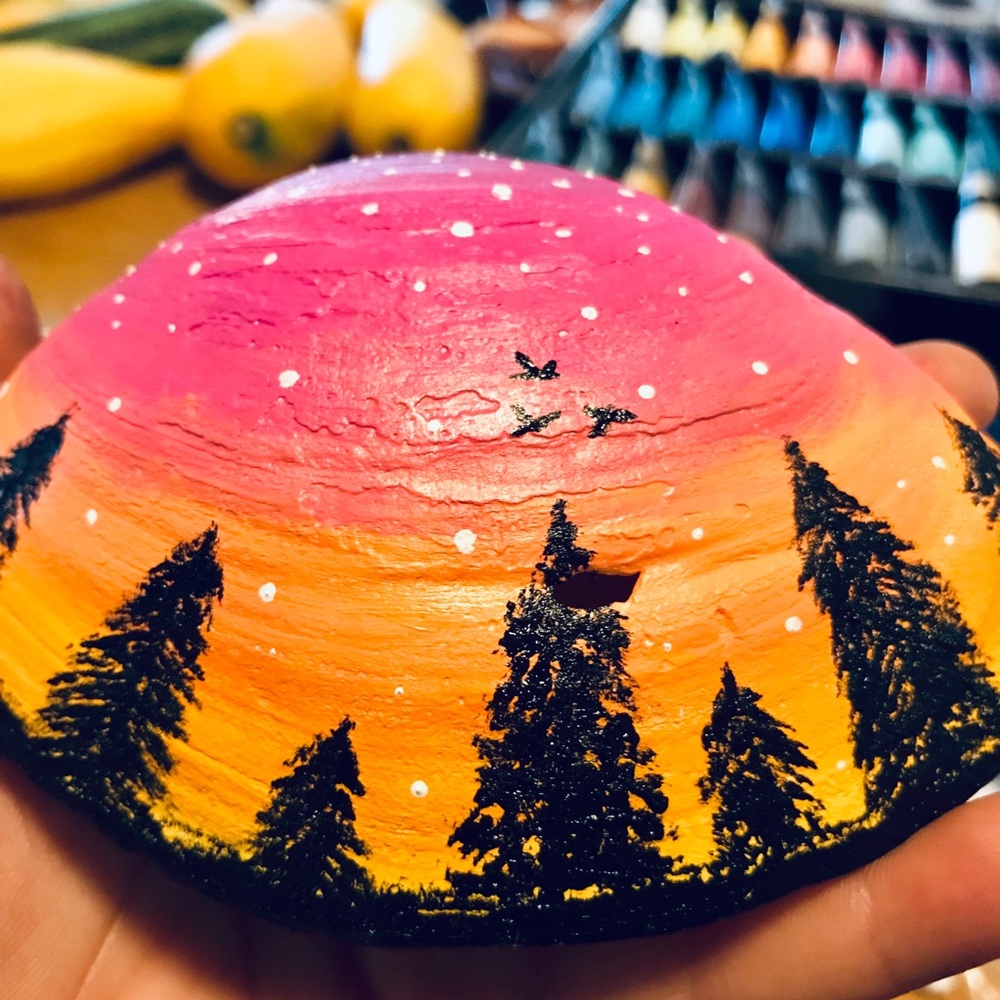 Painted sea shell - Picture 2 of 3